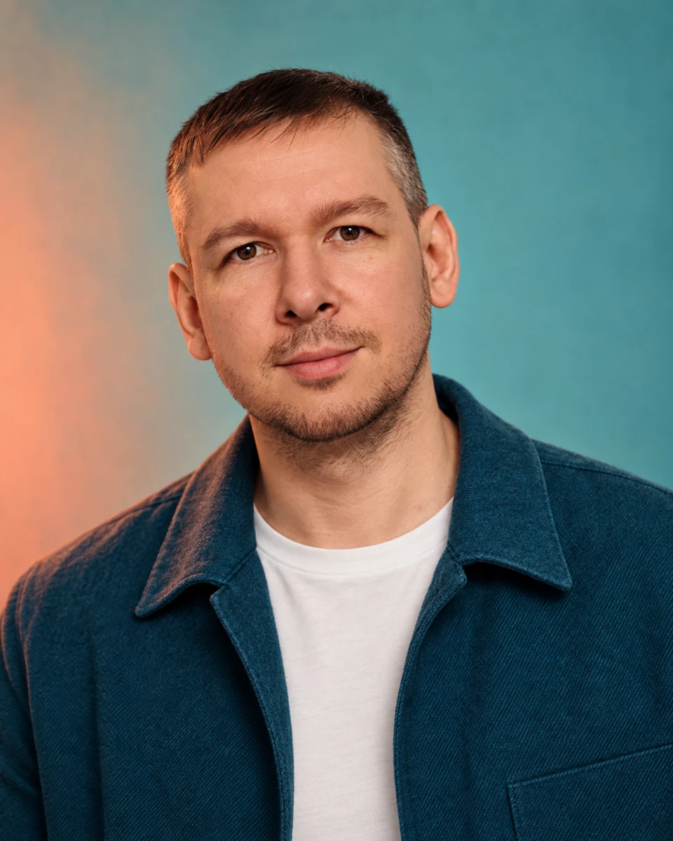 Андрей в бирюзовом жакете